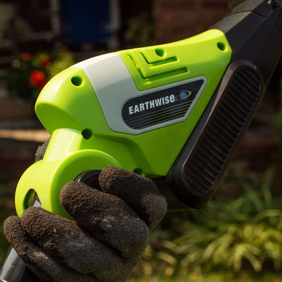 2026 NEW Earthwise LPHT12022 20" Cordless Electric 20 Volt Pole Hedge Trimmer (2Ah Battery and Charger Include)