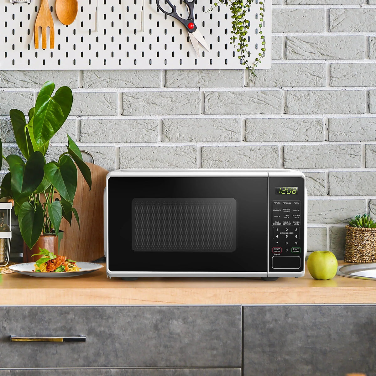 2026 NEW Mainstays 0.7 cu. ft. Countertop Microwave Oven, 700 Watts, White, New