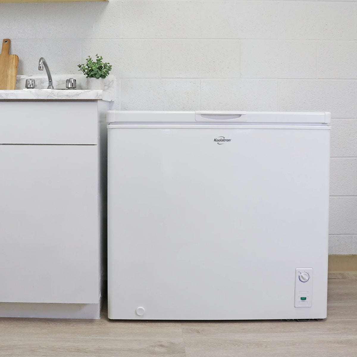 2026 NEW Koolatron Large Chest Freezer, 7.0 cu ft (195L),Manual Defrost Deep Freeze, Storage Basket, Space-Saving Flat Back, Stay-Open Lid, Front-Access Drain, White